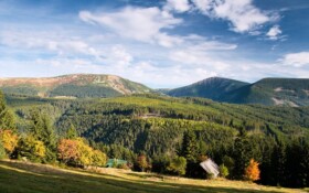 Widok z hotelu na górski krajobraz