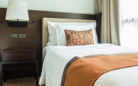 Komfortowy pokój z łazienką – Nice Hotel
