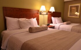 Przytulna sypialnia w hotelu w górach
